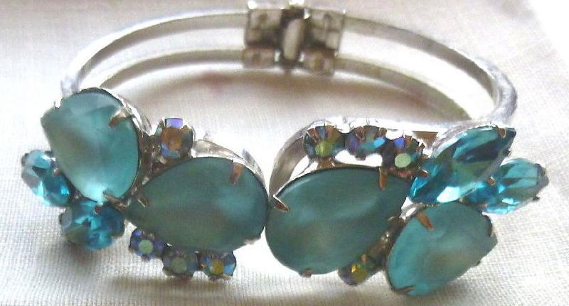 Front view of Blue Pear Frosted Bracelet Clamper