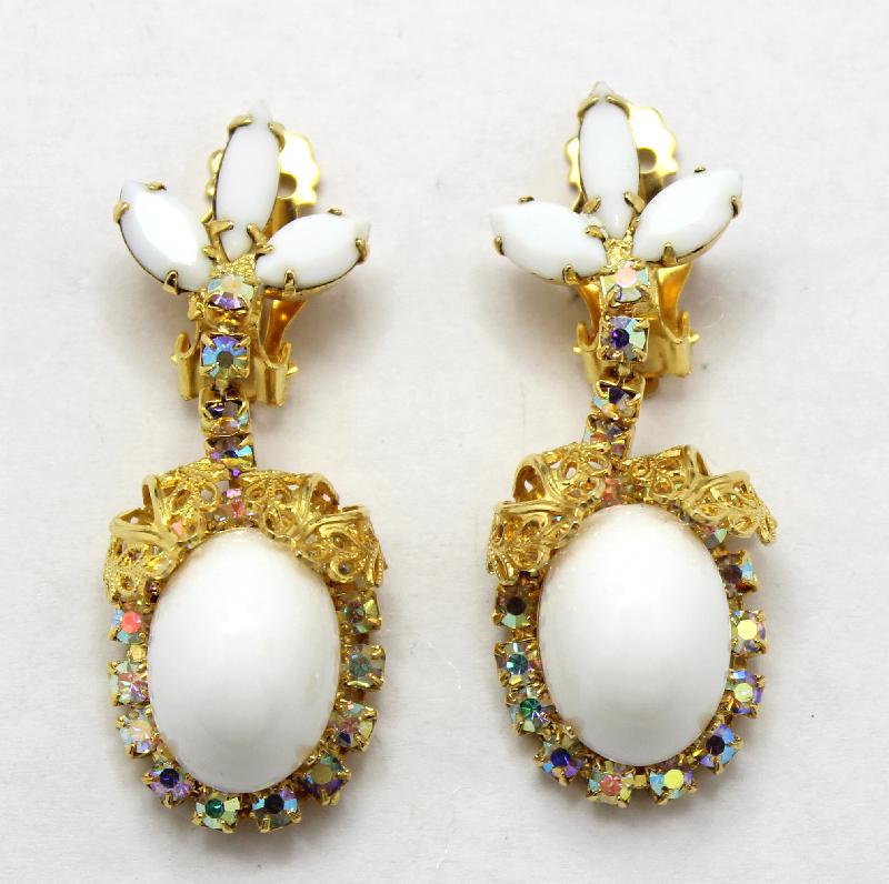 Front view of White (chalk Or Milk) Cabochons Plastic Earrings Clip