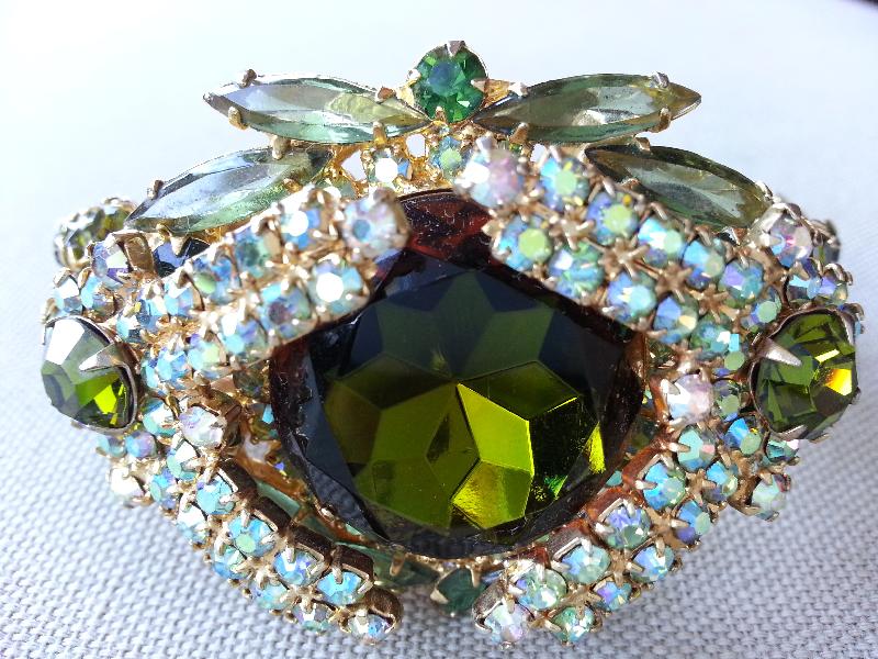 Front view of Green Dentelle Multi-Color/Shaded Bracelet Clamper