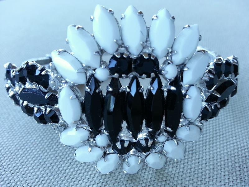 Front view of Black (jet) Navettes Bracelet Clamper