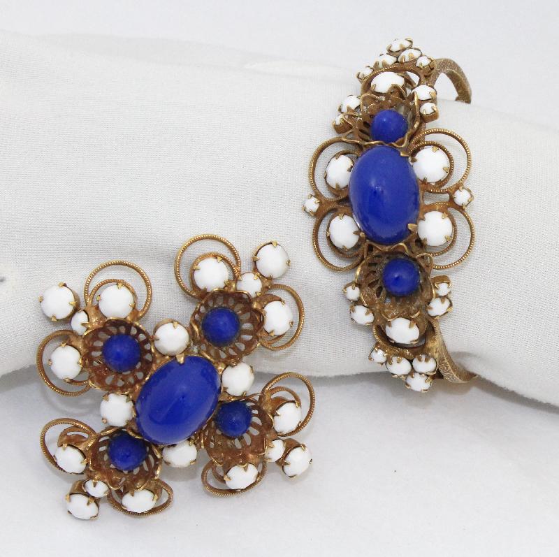 Front view of Blue Cabochons Plastic Bracelet Clamper