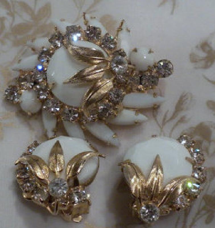 Front view of White (chalk Or Milk) Dentelle Brooch