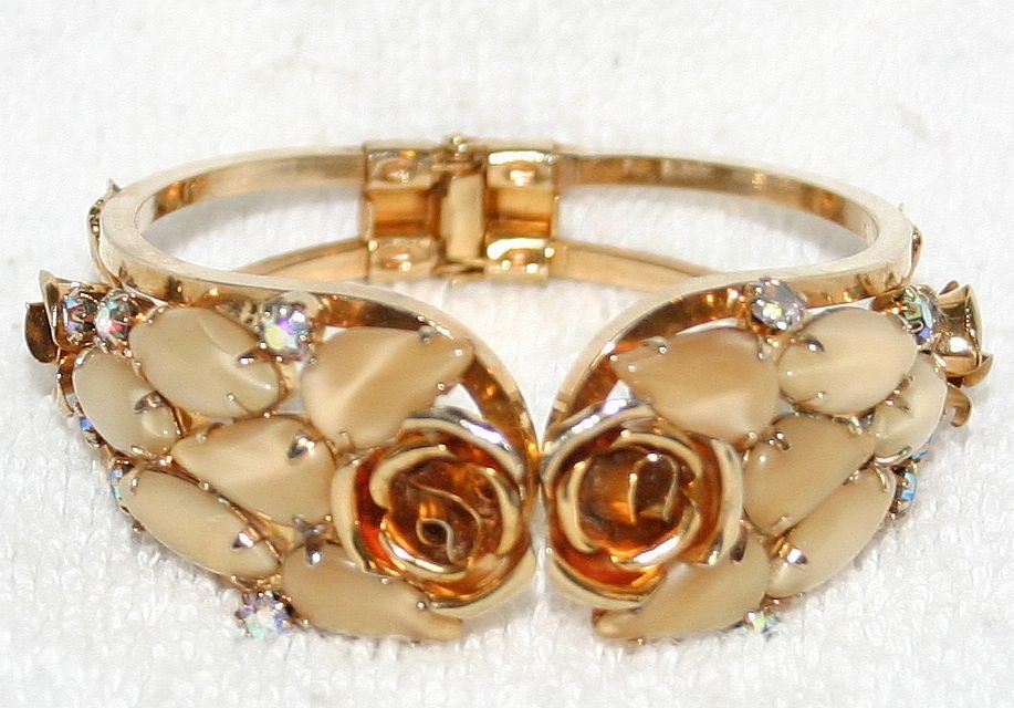 Front view of Navettes Bracelet Clamper