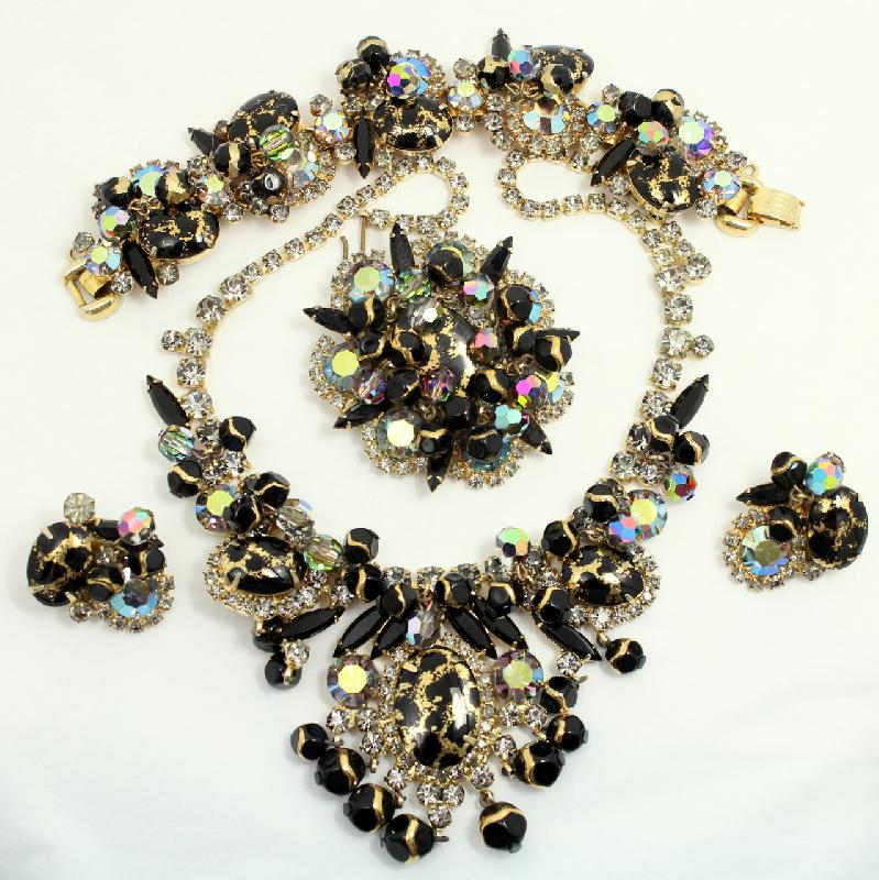 Front view of Black (jet) Cabochons Spotted Necklace