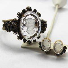 Black (jet) Oval Molded/Cut Earrings Clip