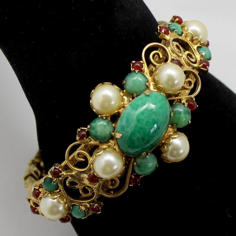 Front view of Green Cabochons Pearl Bracelet Clamper