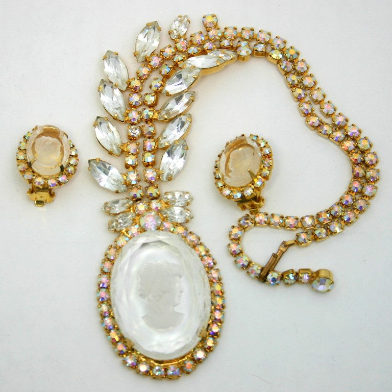 Front view of Clear Oval Molded/Cut Earrings Clip