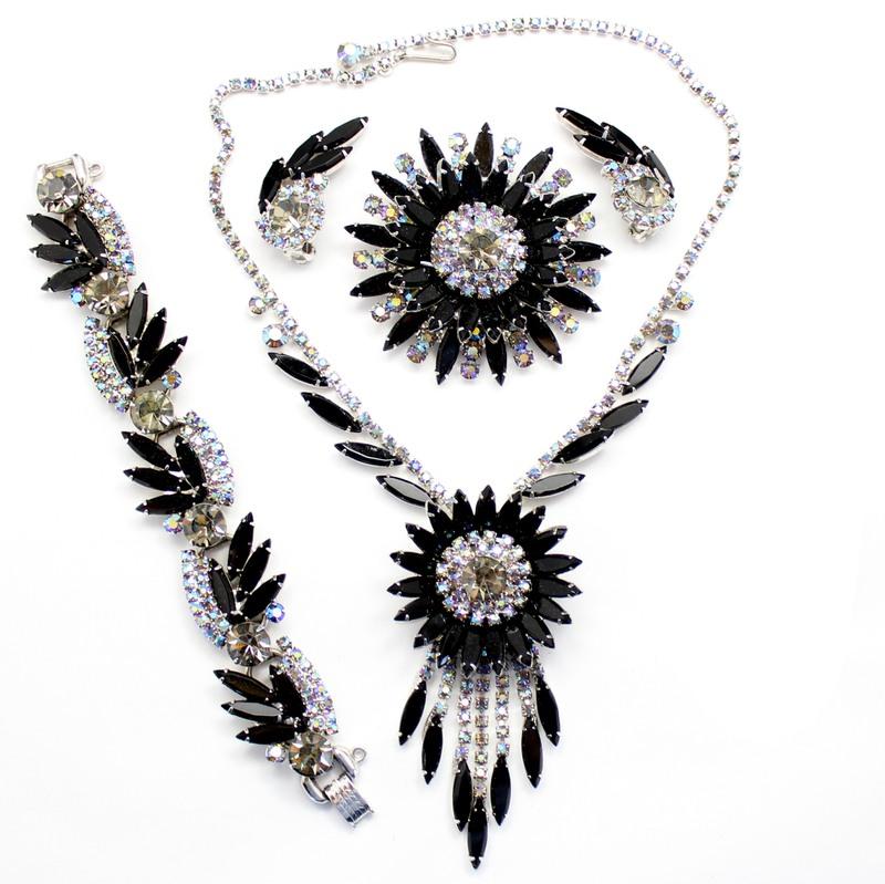 Front view of Black (jet) Navettes Earrings Clip