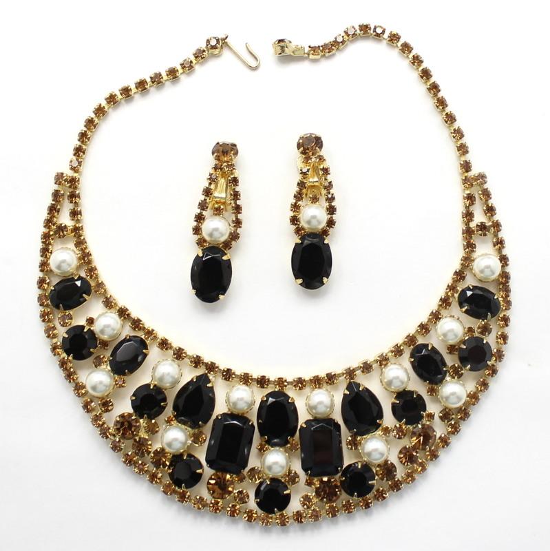 Front view of Multiple Colors Oval Pearl Necklace