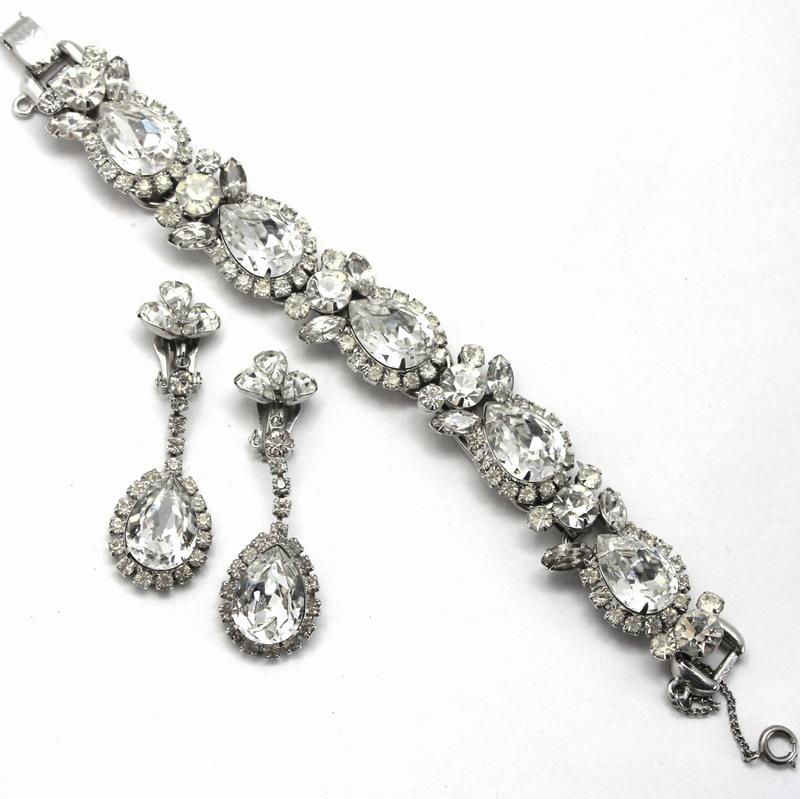 Front view of Clear Pear Bracelet 5 Link