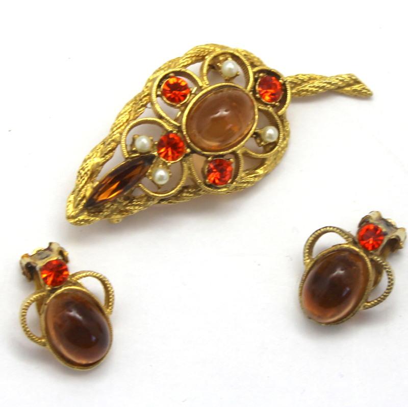 Front view of Topaz Cabochons Pearl Brooch