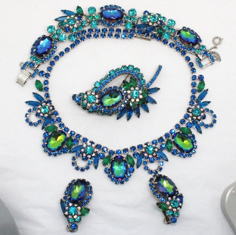 Front view of Blue Oval Multi-Color/Shaded Bracelet 5 Link