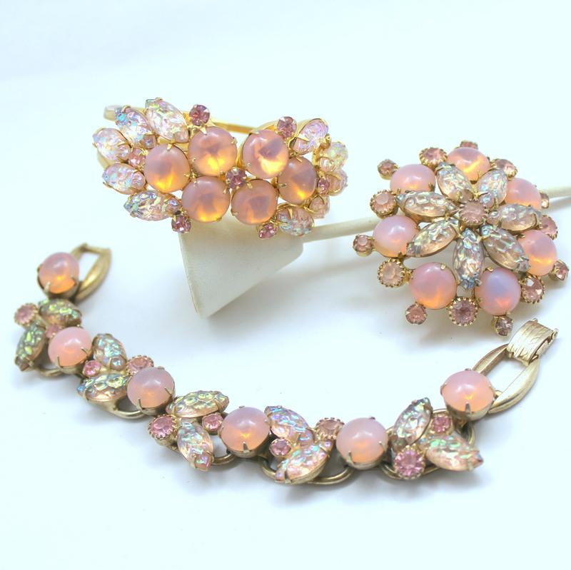 Front view of Pink Cabochons Molded/Cut Bracelet 5 Link