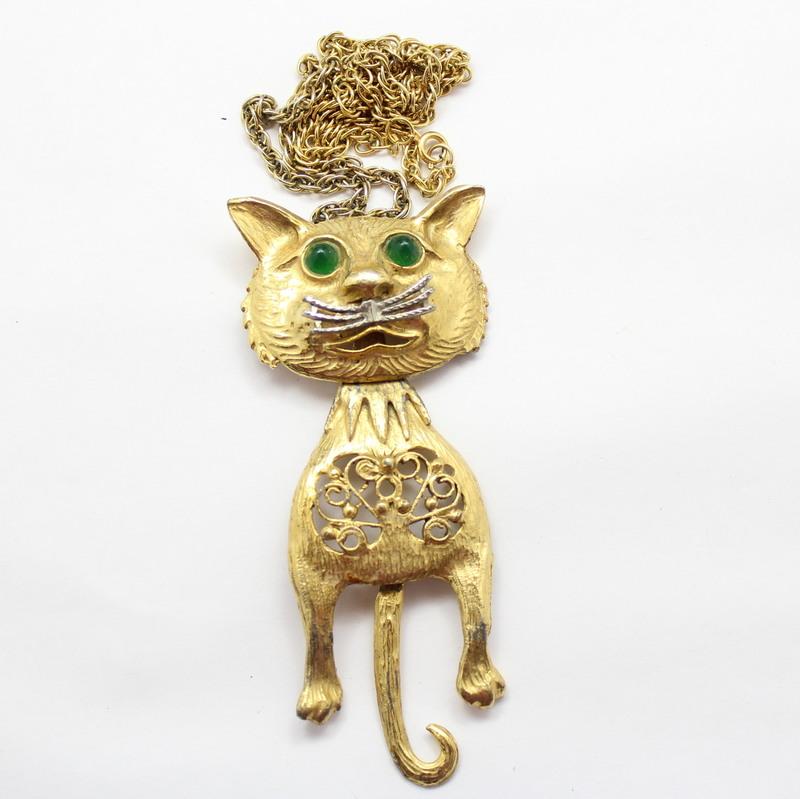 Front view of Green Cabochons Pendant