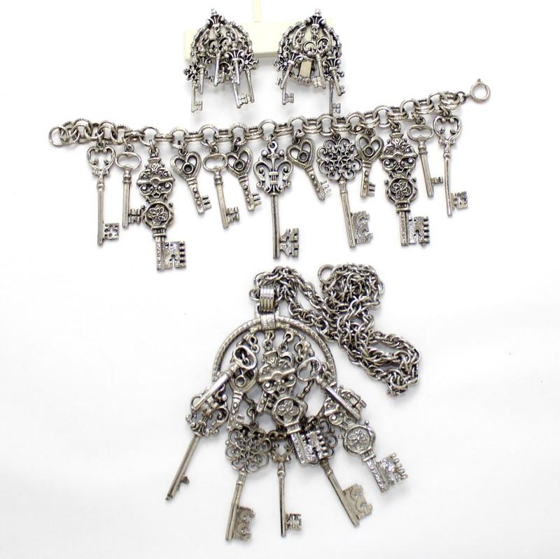 Front view of Bracelet Charm