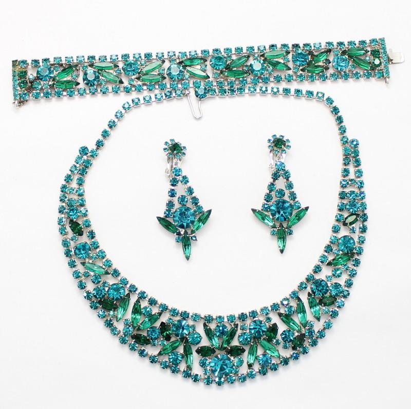 Front view of Green Navettes Earrings Clip