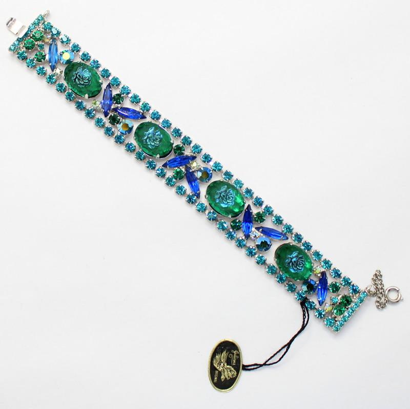 Front view of Blue Oval Molded/Cut Bracelet Flat Push In