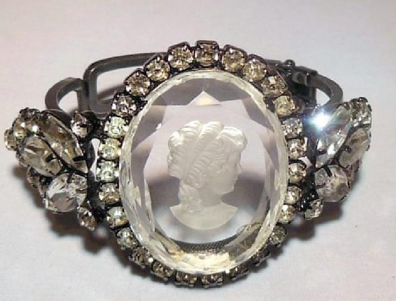 Front view of Clear Oval Molded/Cut Bracelet Clamper