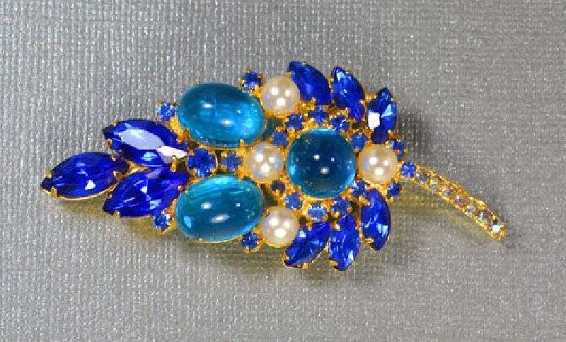 Front view of Blue Cabochons Pearl Brooch