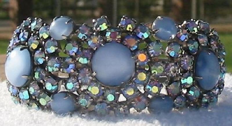 Front view of Blue Cabochons Plastic Bracelet Clamper