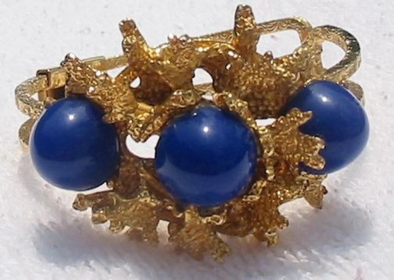 Front view of Blue Cabochons Plastic Bracelet Clamper