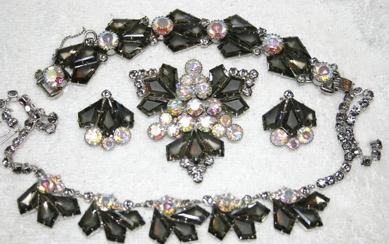 Front view of Gray (black Diamond) Kite Brooch