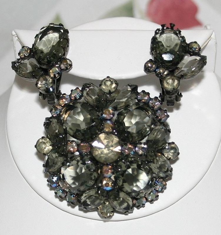 Front view of Gray (black Diamond) Oval Brooch