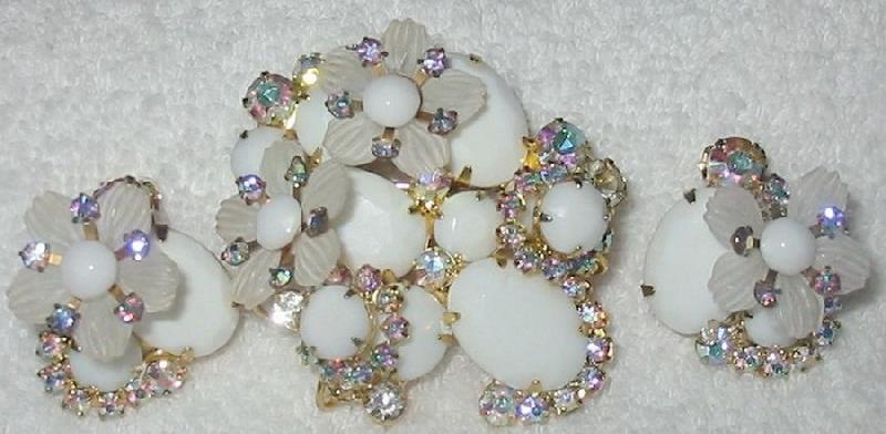 Front view of White (chalk Or Milk) Oval Plastic Brooch
