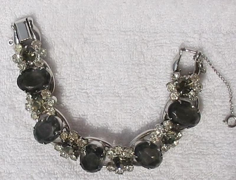 Front view of Gray (black Diamond) Oval Bracelet 5 Link