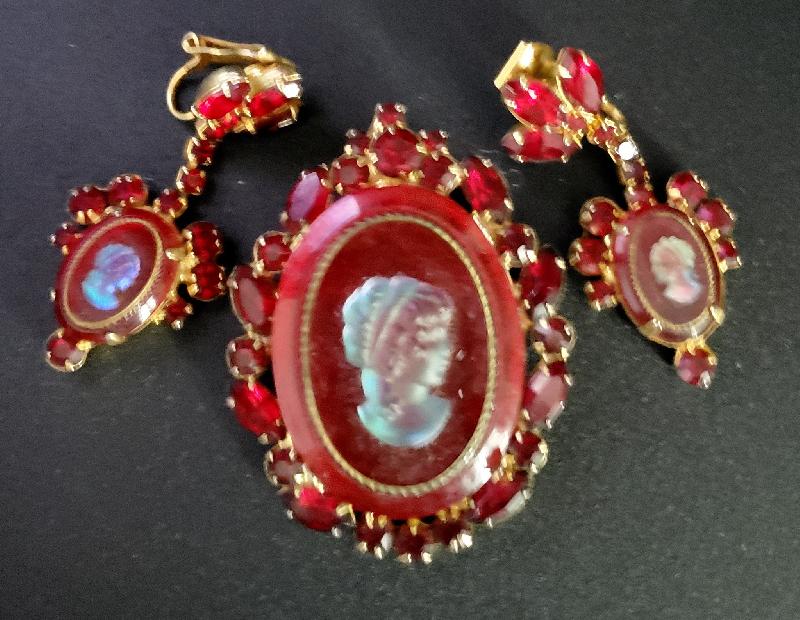 Front view of Red Oval Earrings Clip