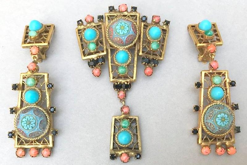 Front view of Multiple Colors Cabochons Molded/Cut Pin Pendant