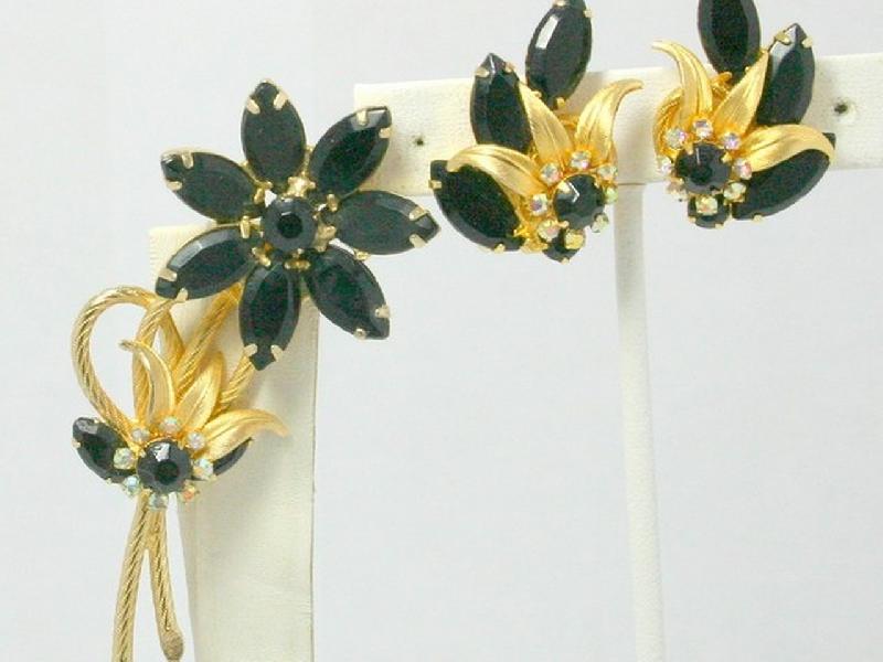 Front view of Black (jet) Navettes Earrings Clip