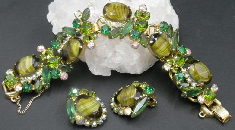 Front view of Green Oval Striped Bracelet 5 Link
