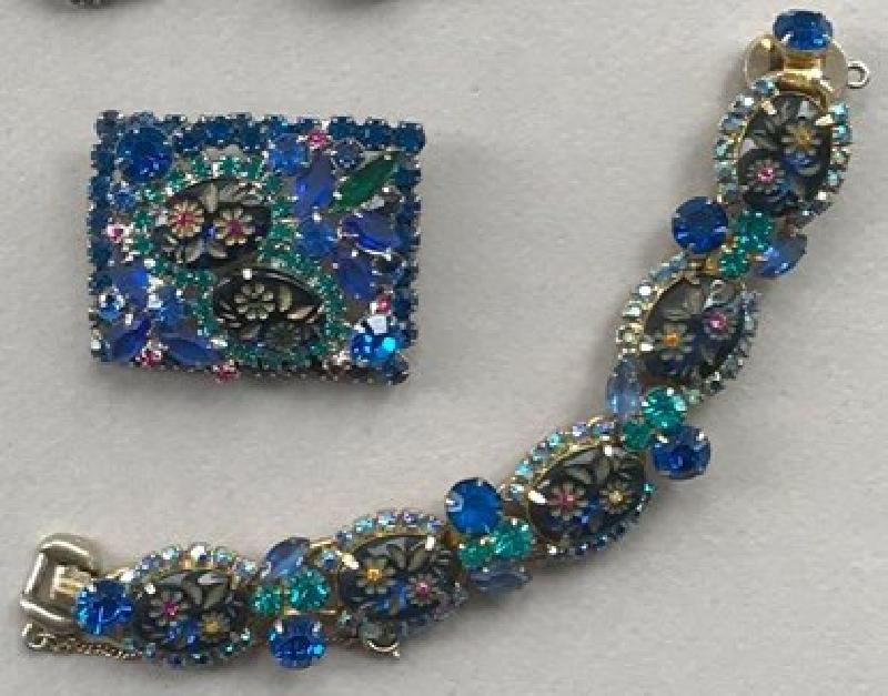 Front view of Blue Cabochons Molded/Cut Bracelet 5 Link