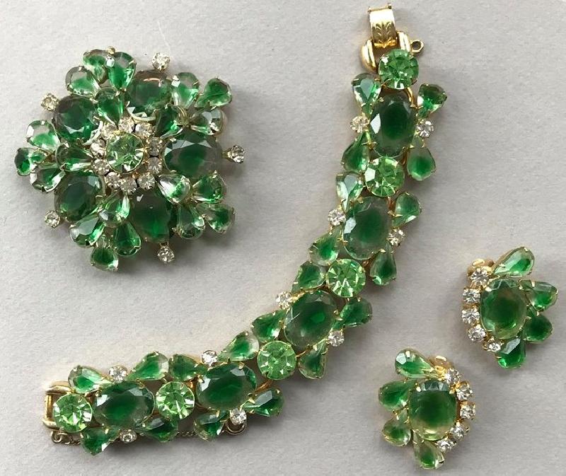 Front view of Green Pear Givre Bracelet 5 Link