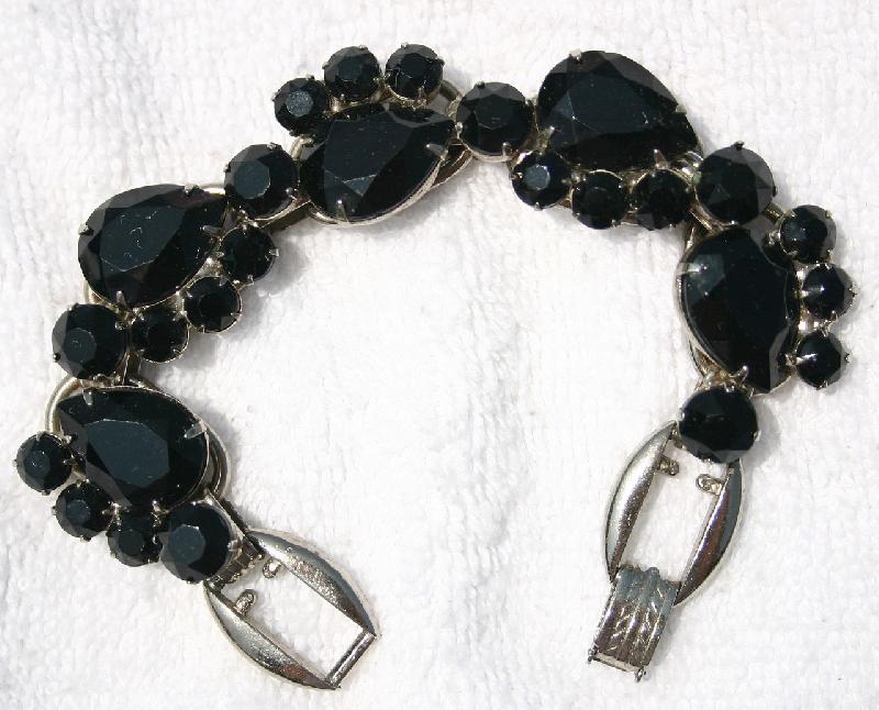 Front view of Black (jet) Pear Bracelet 5 Link