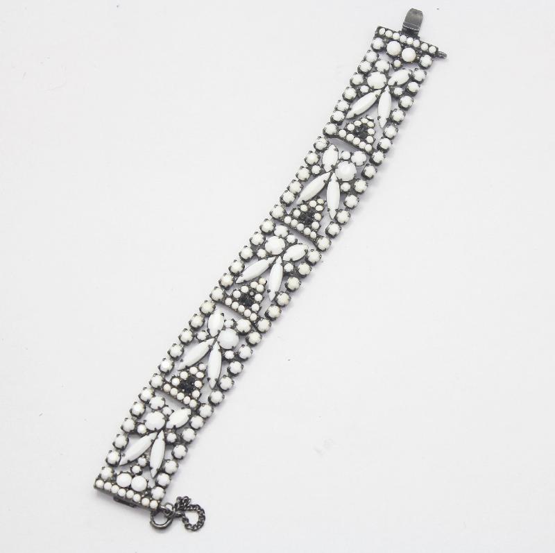 Front view of White (chalk Or Milk) Cabochons Bracelet Flat Push In