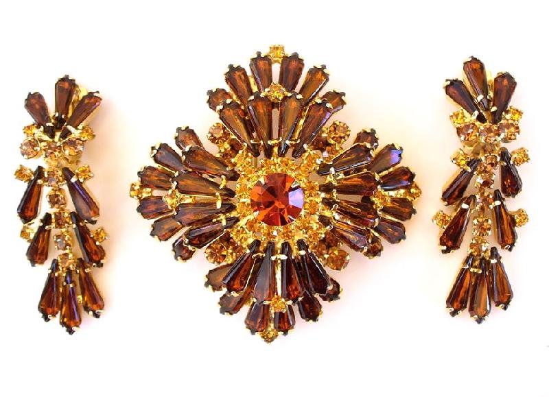 Front view of Topaz Spear Brooch