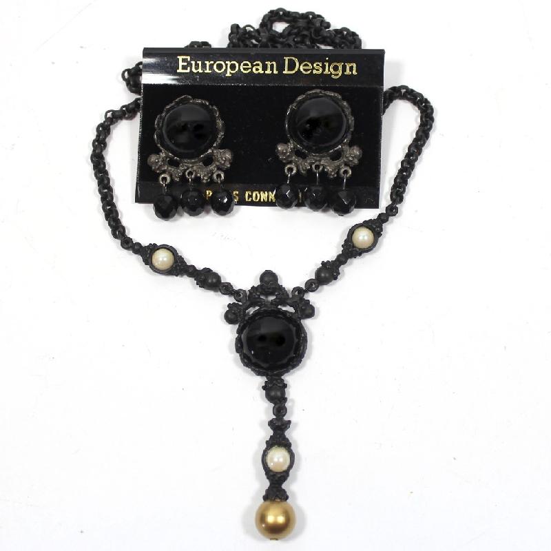 Front view of Black (jet) Cabochons Pearl Necklace