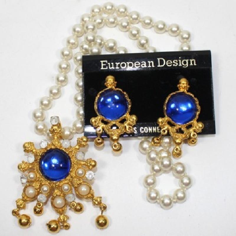 Front view of Blue Cabochons Necklace