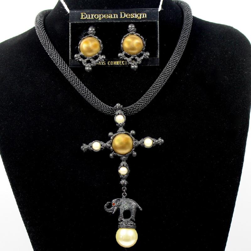 Front view of Black (jet) Cabochons Pearl Necklace