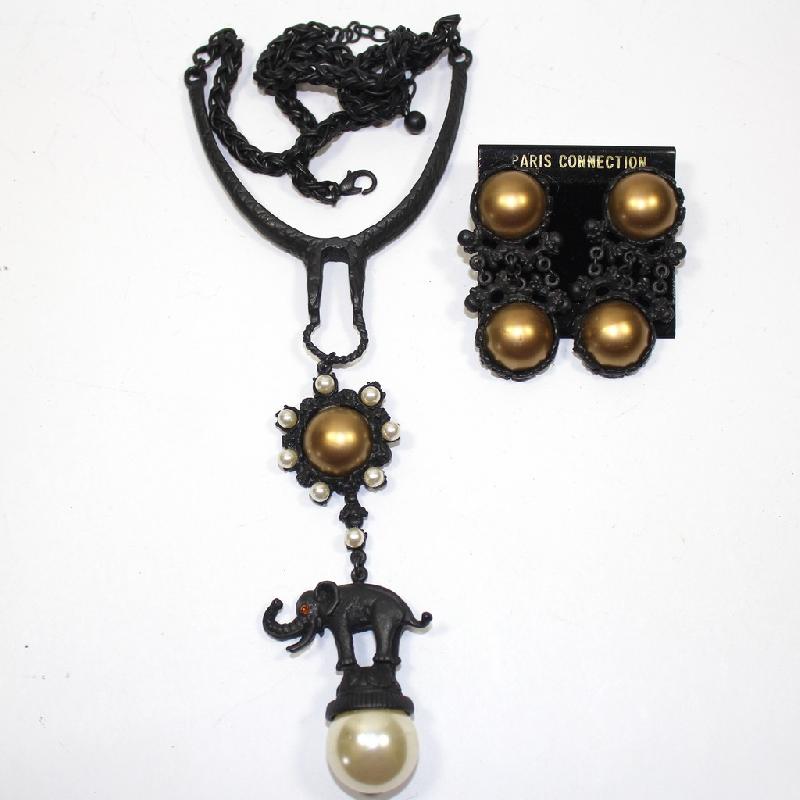 Front view of Black (jet) Cabochons Pearl Necklace