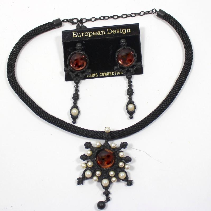 Front view of Black (jet) Cabochons Pearl Necklace