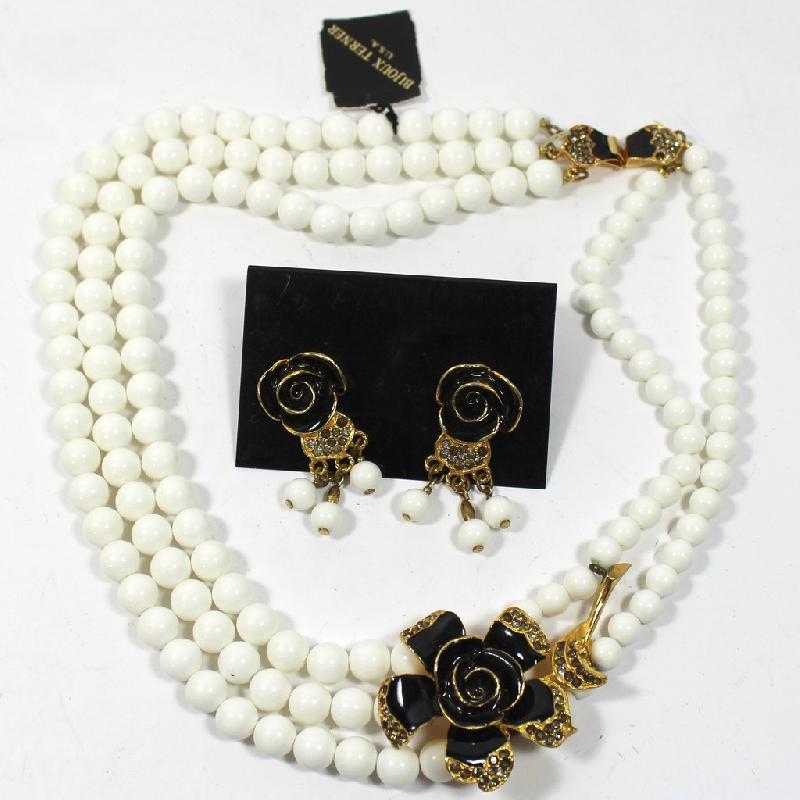 Front view of Black (jet) Chatons Only Necklace