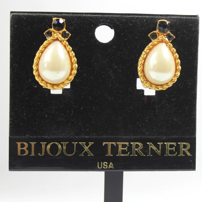 Front view of Pear Pearl Earrings Clip