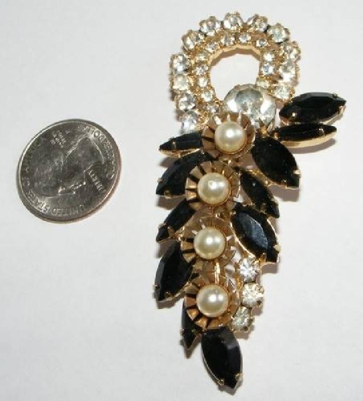 Front view of Black (jet) Navettes Pearl Brooch