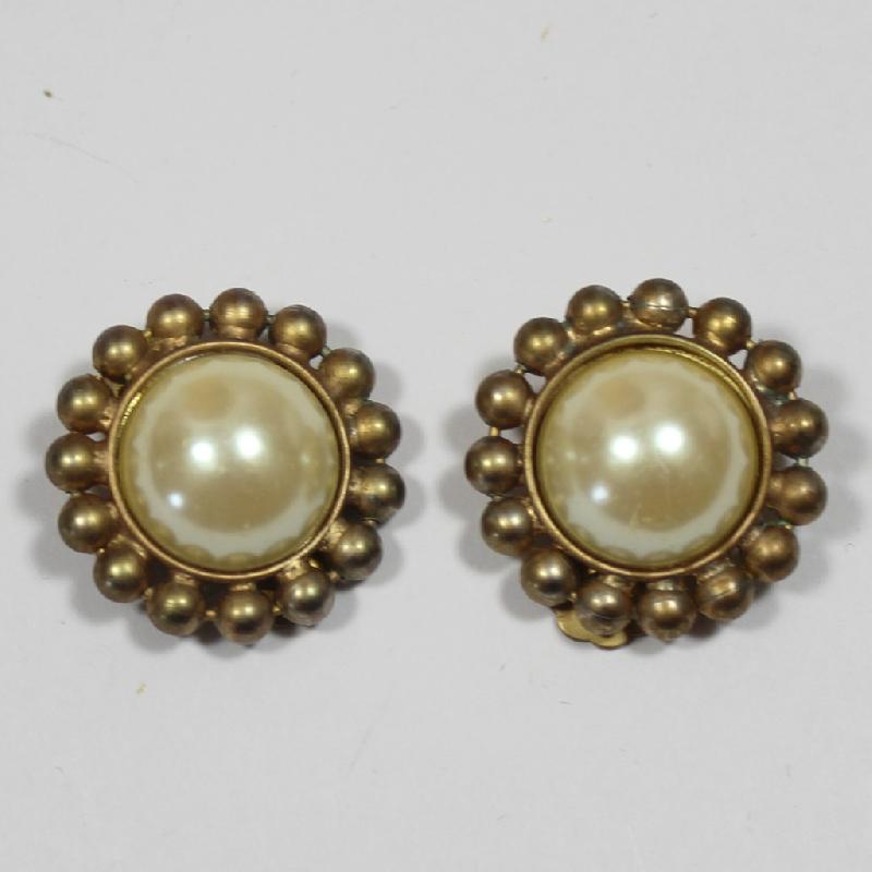 Front view of Cabochons Pearl Earrings Clip