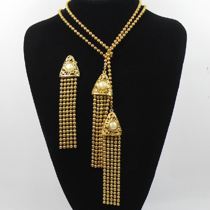 Front view of Cabochons Pearl Necklace
