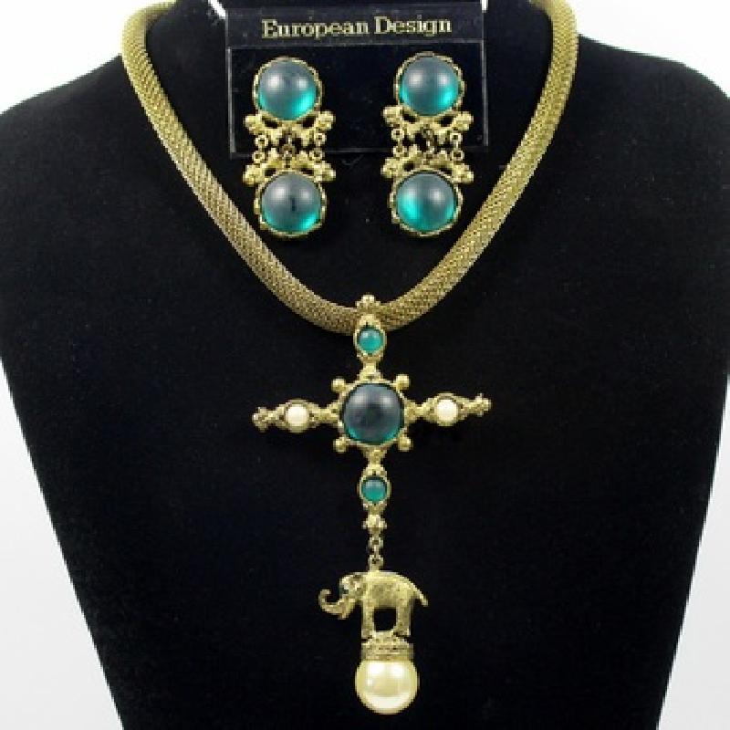 Front view of Green Cabochons Pearl Necklace