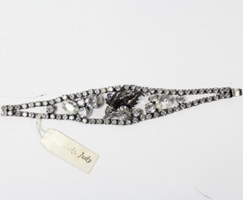 Front view of Clear Oval Bracelet Flat Push In